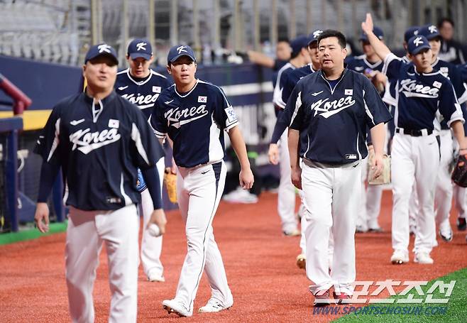 5일 오후 서울 고척스카이돔에서 열린 프리미어12 야구국가대표팀 훈련. 수비 훈려을 마치고 그라운드르 나서는 김영웅. 고척=송정헌 기자songs@sportschosun.com/2024.11.05/