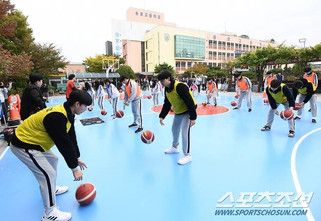 1일 안산 송호고등학교 미래 운동장 개장식이 열렸다. 학생들이 농구 코트에서 즐겁게 수업을 받고 있다. 안산=정재근 기자 cjg@sportschosun.com/2024.11.1/