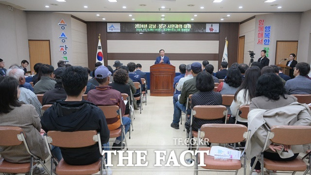 5일 장군면 행정복지센터에서 열린 금남·장군면 시민과의 대화를 하고 있는 최민호 시장. /세종시