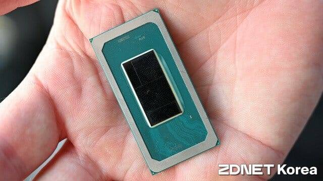 내년 출시될 프로세서 '팬서레이크'는 코어 울트라 시리즈1(메테오레이크)과 마찬가지로 메모리를 통합하지 않을 예정이다. 사진은 코어 울트라 시리즈1 시제품. (사진=지디넷코리아)