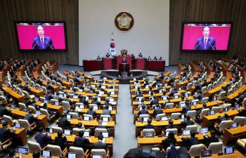 한덕수 국무총리가 4일 국회에서 열린 본회의에서 윤석열 대통령을 대신해 2025년도 예산안 및 기금운용계획안에 대한 시정연설을 하고 있다. 김현민 기자