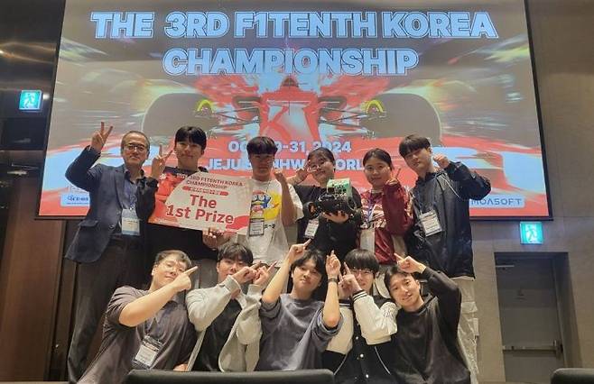 동아대 학생들이 ‘F1 Tenth Korea Championship’ 1위를 차지하고 기념촬영하고 있다.