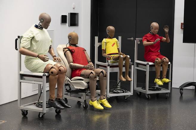 메르세데스-벤츠 EQS 충돌 테스트 장면과 충돌테스트에 사용하는 더미 / 사진=메르세데스-벤츠