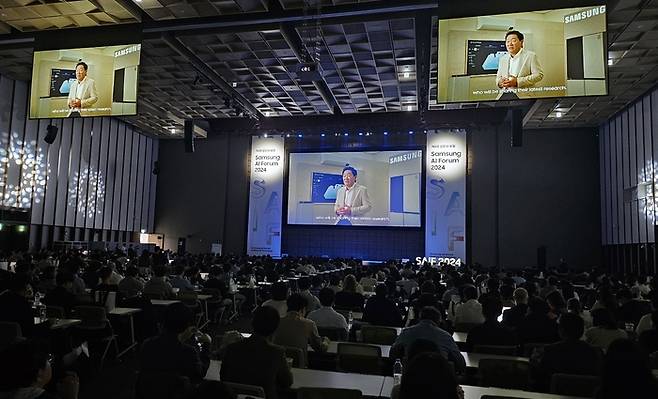 한종희 삼성전자 부회장이 삼성 AI 포럼 2024에서 개회사를 하고 있다.