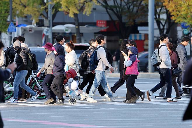 전날보다 아침 기온이 10도이상 떨어진 5일 오전 서울 종로구 광화문광장에서 시민들이 두꺼운 옷차림을 한 채 걸어가고 있다. 정용일 선임기자