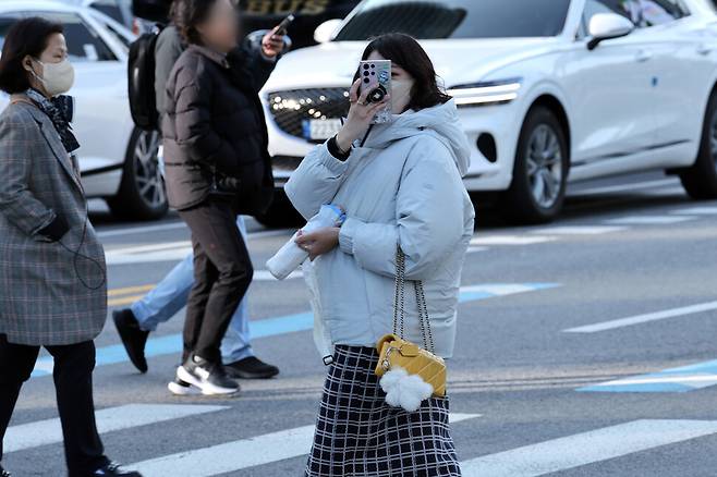 전날보다 아침 기온이 10도이상 떨어진 5일 오전 서울 종로구 광화문광장에서 시민들이 두꺼운 옷차림을 한 채 걸어가고 있다. 정용일 선임기자