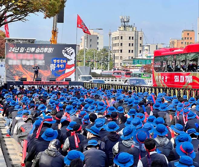 지난달 28일 현대트랜시스 노조원 등 1000여 명이 서울 서초구 현대차·기아 양재 사옥 앞 3개 차선을 막고 대형 집회를 열고 있다. 연합뉴스