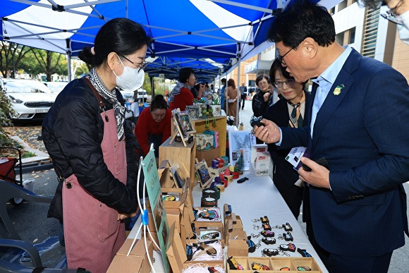 김대권 수성구청장(오른쪽)이 2024 수성구 사회적경제 특별판매전 ‘가을엔 위드숍’ 부스를 둘러보고 있다 [사진=수성구]