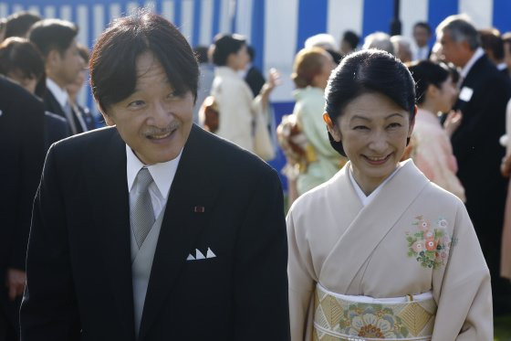 지난달 30일 일본 도쿄 황궁 정원에서 열린 가을 정원 파티에 참석한 후미히토 왕세제(왼쪽)와 키코비. AP=연합뉴스