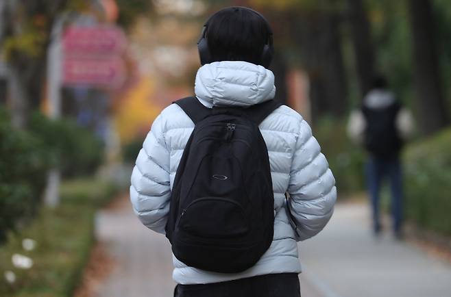 5일 전북 전주시 전북대학교에서 두터운 옷을 입은 학생들이 발걸음을 재촉하고 있다. 뉴스1