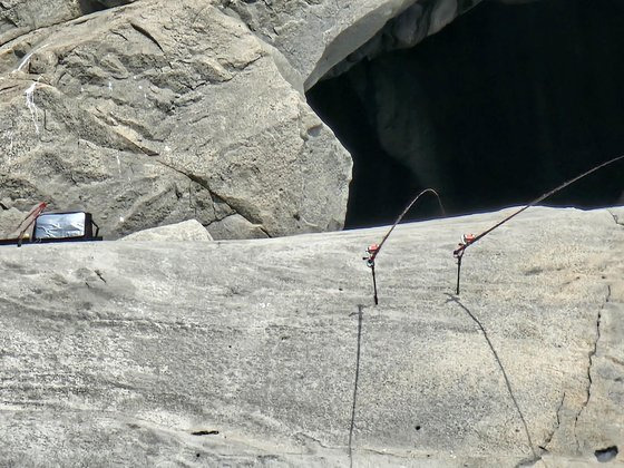 갯바위에 구멍을 뚫어 낚싯대를 고정한 모습. 사진 국립공원공단