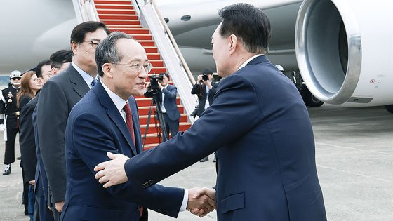 윤석열 대통령이 필리핀, 싱가포르 국빈 방문 및 라오스 아세안 정상회의에 참석하기 위해 지난달 6일 성남 서울공항에 도착, 환송나온 국민의힘 추경호 원내대표와 악수하고 있다. 연합뉴스