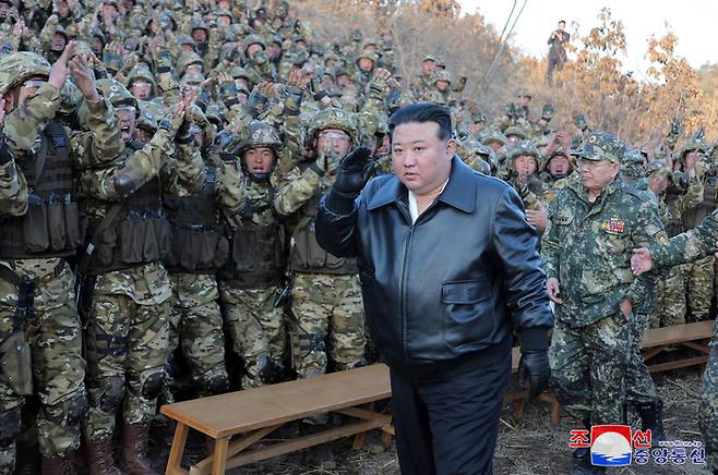 김정은 북한 국무위원장이 지난 3월 6일 북한군 서부지구 중요 작전훈련 기지를 방문해 훈련을 지도했다고 조선중앙통신이 보도했다. 평양/조선중앙통신·연합뉴스