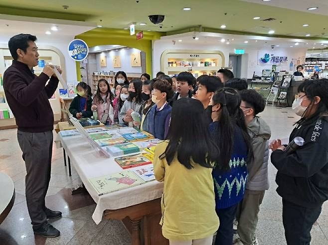 이동선 계룡문고 대표가 ‘책 읽어주는 서점’ 프로그램에 참여한 아이들에게 책을 읽어주고 있다. 계룡문고 제공