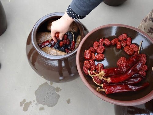 Jujube and red pepper are used in making jang. (Korea Heritage Service)