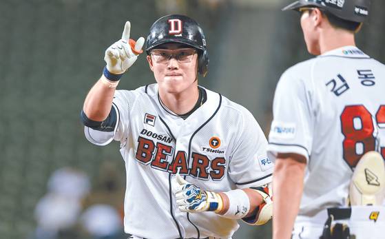 Heo Kyoung-min of the Doosan Bears reacts during a game against the LG Twins at Jamsil Baseball Stadium in southern Seoul on Aug. 6.  [NEWS1]