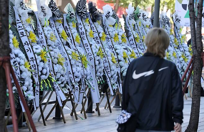 Condolence flowers sent by NewJeans fans to HYBE’s headquarters in Yongsan District, central Seoul, on Sept. 25, in support of the girl group's demand for the reinstatement of Min Hee-jin as CEO of the subsidiary label ADOR. [NEWS1]