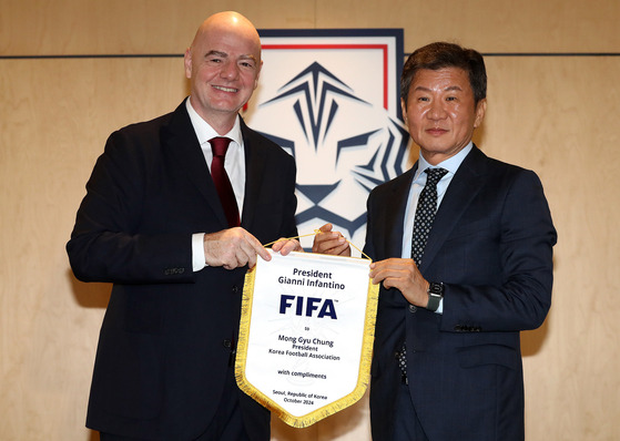 FIFA President Gianni Infantino, left, poses for a photo with Korea Football Association (KFA) President Chung Mong-gyu at KFA House in central Seoul on Oct. 28. [NEWS1]