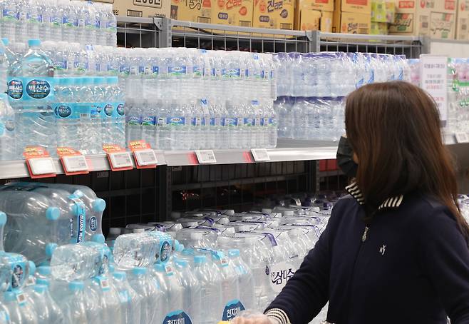 A customer walks by a stand selling bottled spring water in a supermarket in downtown Seoul last year. [YONHAP]