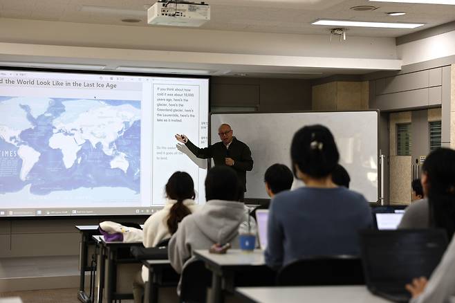 Students listen to a seminar at Gwangju Institute of Science and Technology on Oct. 24, using AunionAI's real-time translation system. [LEE TAE-HEE]