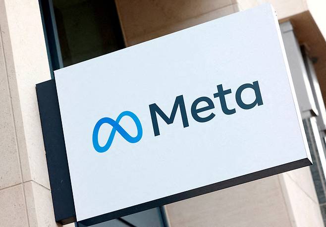 The logo of Meta Platforms' business group is seen in Brussels, Belgium December 6, 2022. [REUTERS/YONHAP]