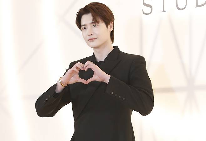 Actor Lee Jong-suk poses for a photo during a jewelry brand event held in Gwangjin District, eastern Seoul, on March 14. [NEWS1]