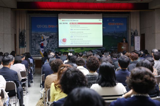 지난 4일 대구 달서구에서 열린 대구경북행정통합 구군 설명회'에서 대구시 관계자가 통합과 관련해 설명하고 있다. 연합뉴스