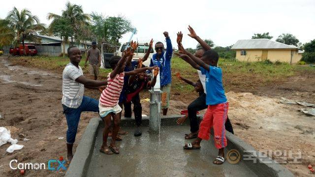 파마킹을 통한 '생명의 물' 사업 완료 후 기뻐하는 아프리카 주민들. 월드휴먼브리지 제공