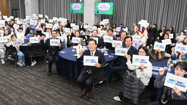 지난 1일 ‘2024 수원 협치 정책 축제’에서 이재준 수원시장과 시민 및 학생들이 민·관 협치를 강조하는 손팻말을 들어 보이고 있다. 수원시 제공