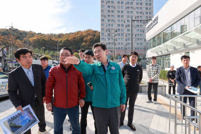 이상일 용인특례시장이 처인구 용인공영버스터미널에서 직원들과 함께 새롭게 단장한 시설을 점검하고 있다. 용인특례시 제공