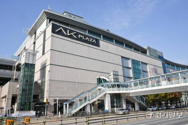 AK플라자 수원점 전경. 윤원규기자