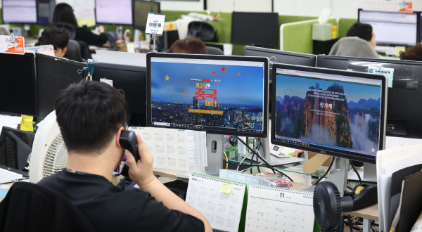 As China announces a visa-free policy for nine countries, including South Korea, expectations in the local travel industry are growing for increased tourism to China. Staff at Mode Tour’s China Division in Seoul are at work. (Yonhap)