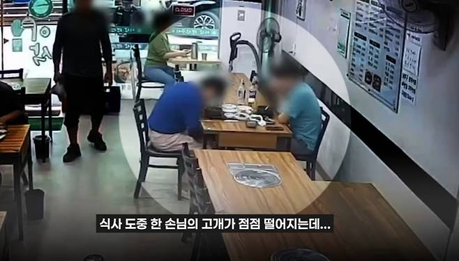 지난 9월 인천 남동구의 한 식당에서 의식을 잃고 쓰러진 손님을 구한 시민과 경찰관들의 선행이 알려졌다. [사진 출처 = 경찰청 유튜브 캡처]