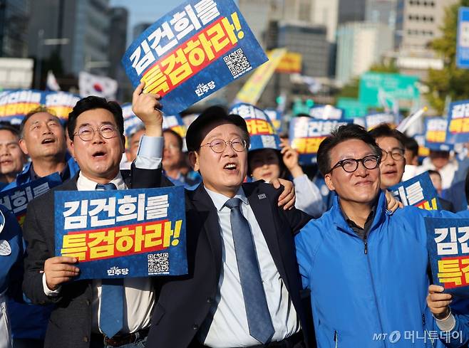 [서울=뉴시스] 홍효식 기자 = 이재명 더불어민주당 대표가 2일 서울역 인근에서 열린 '김건희·윤석열 국정농단 규탄 및 특검 촉구 국민행동의 날' 집회에 참석해 축하공연 노래를 따라 부르고 있다. 왼쪽부터 박찬대 원내대표, 이 대표, 김민석 최고위원, 2024.11.02. yesphoto@newsis.com /사진=홍효식