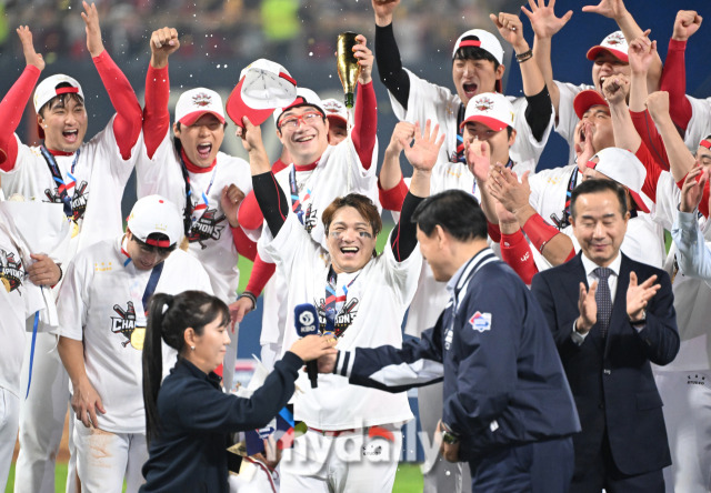 28일 오후 광주광역시 임동 광주기아챔피언스필드에서 진행된 '2024 프로야구 KBO리그 포스트시즌' 한국시리즈 5차전 KIA타이거즈와 삼성라이온즈의 경기. 기아타이거즈가 7-5로 승리하고 시리즈 전적 4-1로 우승을 차지했다. 기아 김선빈이 한국시리즈 MVP로 선정되고 있다./광주=송일섭 기자 andlyu@mydaily.co.kr