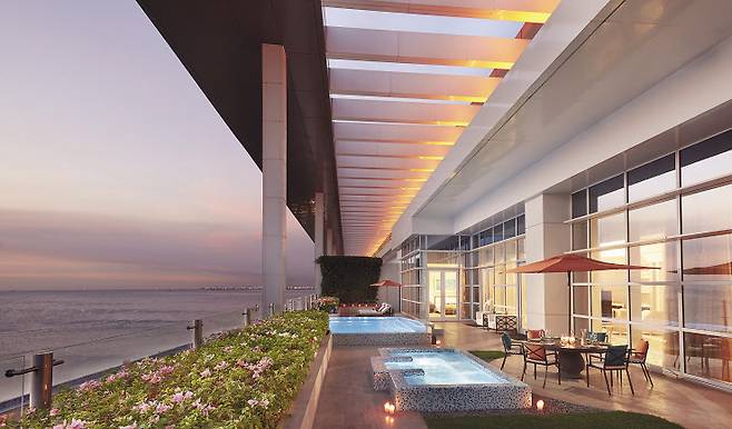 마닐라 솔레어리조트의체어맨스 빌라지구 고객들이 모인 솔레어리조트의 ‘치맥축제’마닐라 솔레어리조트에서한복을 체험하는 투숙객들