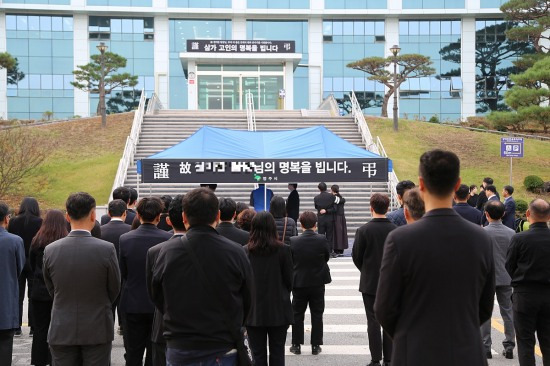 영주시청공무원노동조합이 5일오전 시청 마당에서 발인 노제를 진행하고 있다.