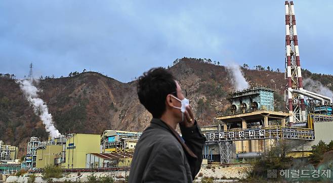 5일 오전 경북 봉화군 석포면 영풍 석포제련소 1공장 인근에 고사목과 헐벗은 야산의 모습이 보이고 있다. 봉화=임세준 기자