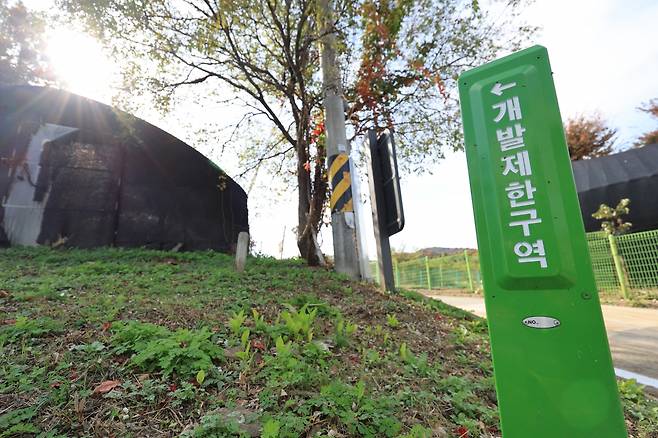 정부가 서울을 포함해 수도권 일대 그린벨트 해제 및 주택 공급계획을 발표한 5일 서울 서초구 원지동 개발제한구역 모습. 대규모 주택 공급을 위해 서울 그린벨트를 전면 해제하는 것은 이명박 정부 때인 2012년 이후 12년 만이다. [연합]