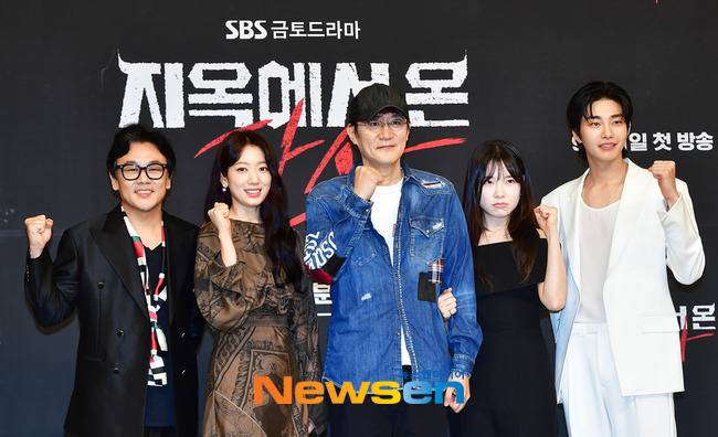 왼쪽부터 ‘지옥에서 온 판사’의 주역 김인권, 박신혜, 김아영, 김재영과 나란히 포즈를 취한 박진표 감독(가운데/뉴스엔DB)