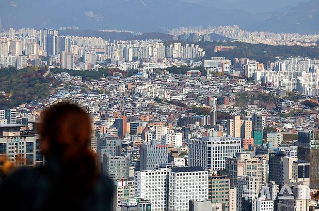 [서울=뉴시스] 김금보 기자 = 서울 아파트 매매가격이 32주 연속으로 상승했으나, 오름폭은 2주째 줄어든 것으로 나타났다.31일 한국부동산원 10월 넷째 주(28일 기준) 주간 아파트 가격 동향 조사에 따르면, 전국 아파트 매매가격은 0.01% 상승했다. 상승폭은 전주(0.02%)보다 0.01%포인트(p) 줄어들며 보합에 근접했다. 서울의 경우 9월 둘째 주(0.23%) 이후 4주 연속 상승폭이 줄어들다가 10월 둘째 주(0.11%) 깜짝 반등한 뒤 지난주(0.09%) 다시 상승폭이 0.02%p 줄었고, 이번 주 0.01%p 추가 하락했다.사진은 3일 서울 중구 남산에서 바라본 아파트. 2024.11.03. kgb@newsis.com