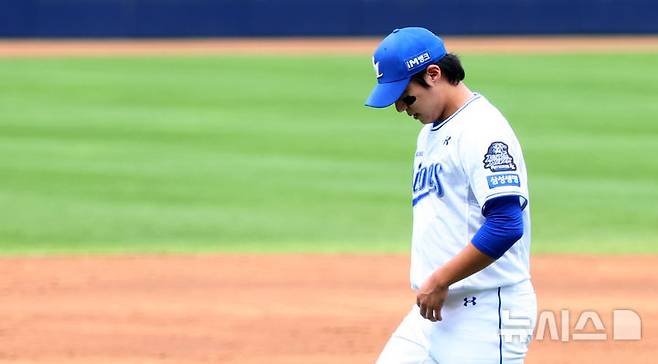 [대구=뉴시스] 전신 기자 = 26일 대구 수성구 대구삼성라이온즈파크에서 열린 2024 KBO 포스트시즌 한국시리즈 4차전 KIA 타이거즈와 삼성 라이온즈의 경기에서 3회초 1사 2, 3루 삼성 선발 원태인이 KIA 이창진에게 볼넷을 허용한 뒤 마운드를 내려오고 있다. 2024.10.26. photo1006@newsis.com