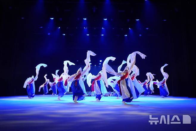 [서울=뉴시스] '무, 남겨진 유산' 공연 장면. (사진=국립부산국악원 제공) photo@newsis.com *재판매 및 DB 금지