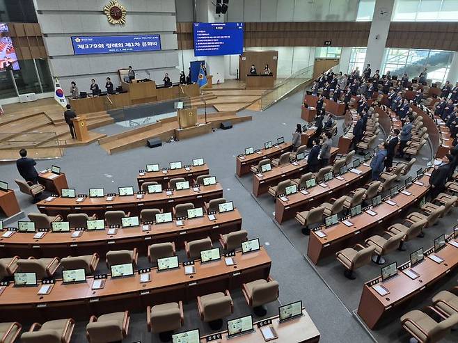 [수원=뉴시스] 이병희 기자 = 경기도의회 제379회 정례회 제1차 본회의. 국민의힘의 보이콧으로 의석이 비어있다. 2024.11.05. iambh@newsis.com *재판매 및 DB 금지