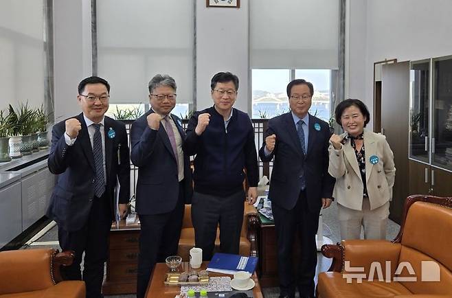 [완주=뉴시스] 유희태 완주군수는 국회를 찾아 예산결산위원회 소속 윤준병, 박정 의원과 지역구 안호영 의원을 비롯해 전북 연고 의원들을 잇달아 만나, 완주군 주요 사업이 내년 국가예산에 반영될 수 있도록 적극적인 지원을 요청했다.  *재판매 및 DB 금지