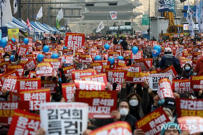 [서울=뉴시스] 백동현 기자 = 촛불전환행동 회원들이 지난해 3월4일 오후 서울 중구 태평로에서 집회를 열고 구호를 외치고 있다. 2023.03.04. livertrent@newsis.com