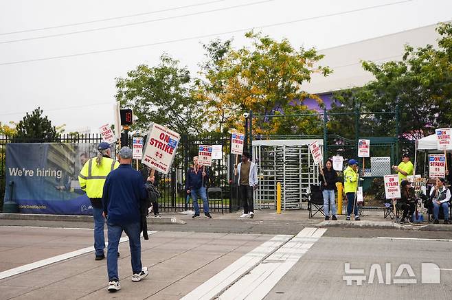 [렌턴=AP/뉴시스]지난 9월24일 미 워싱턴주 렌턴에 있는 보잉 공장 근처에서 보잉사 직원들이 손팻말을 들고 파업을 이어가고 있다. 7주 넘게 파업을 계속해온 보잉사 노동자들이 5일 회사의 38% 임금 인상 제의를 수용, 파업을 끝내기로 했다. 이에 따라 보잉사는 베스트셀러 여객기 생산을 재개하고 절실히 필요한 현금을 창출할 수 있는 길을 열었다. 2024.11.05.