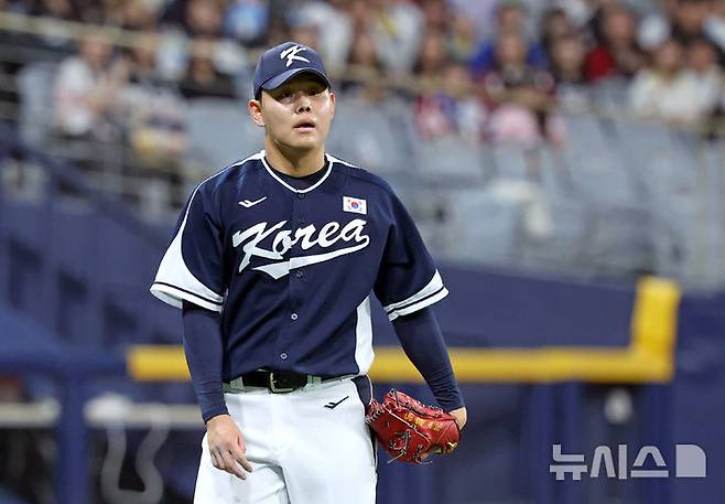 [서울=뉴시스] 김금보 기자 = 2일 서울 구로구 고척스카이돔에서 열린 2024 WBSC 프리미어12 한국 야구대표팀과 쿠바의 2차 평가전, 6회말 한국 소형준이 삼자범퇴로 이닝을 마치고 마운드에서 내려오고 있다. 2024.11.02. kgb@newsis.com