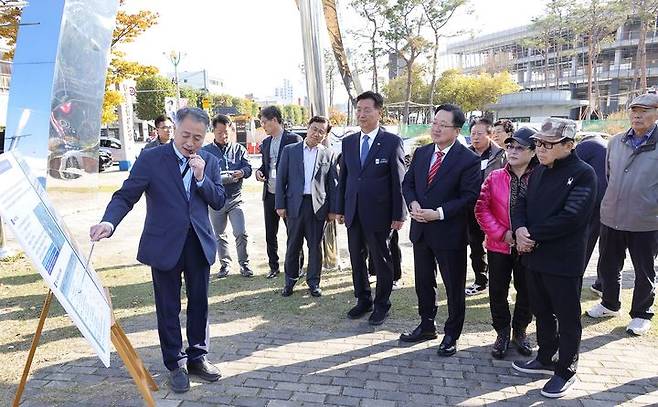 [대전=뉴시스]이장우 대전시장이 5일 베이스볼드림파크 로드 조성부지 현장을 찾아 관계자로부터 설명듣고 있다. (사진=대전시 제공), 2024. 11. 05 photo@newsis.com *재판매 및 DB 금지