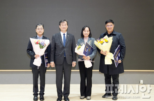 ▲목포대 70주년기념관 정상묵컨퍼런스룸에서 열린 학술상 시상식, 왼쪽부터 박진우 교수, 송하철 총장, 강민정 교수, 배민석 교수.2024.10.30ⓒ국립목포대학교